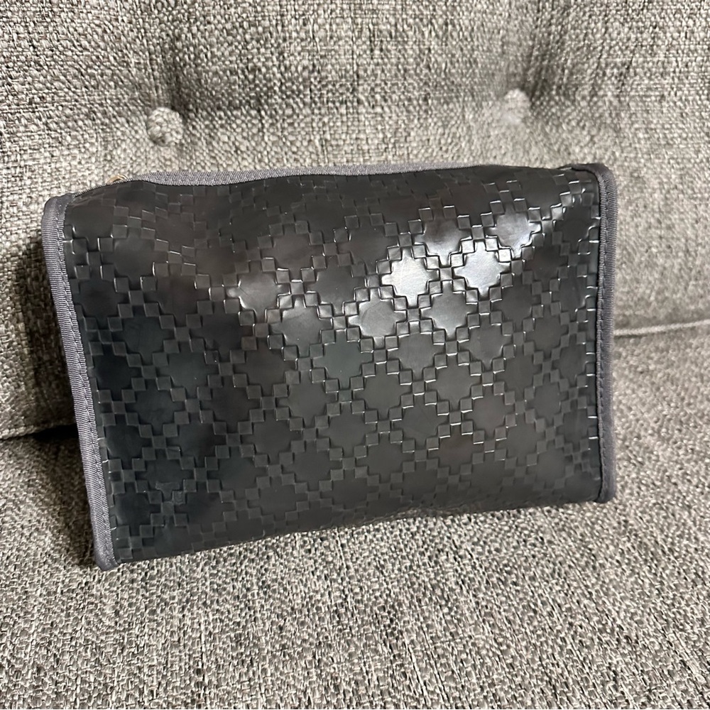 EUC GUCCI Beauty ~Premiere “Made to Measure” - Gray Rubber cosmetic bag